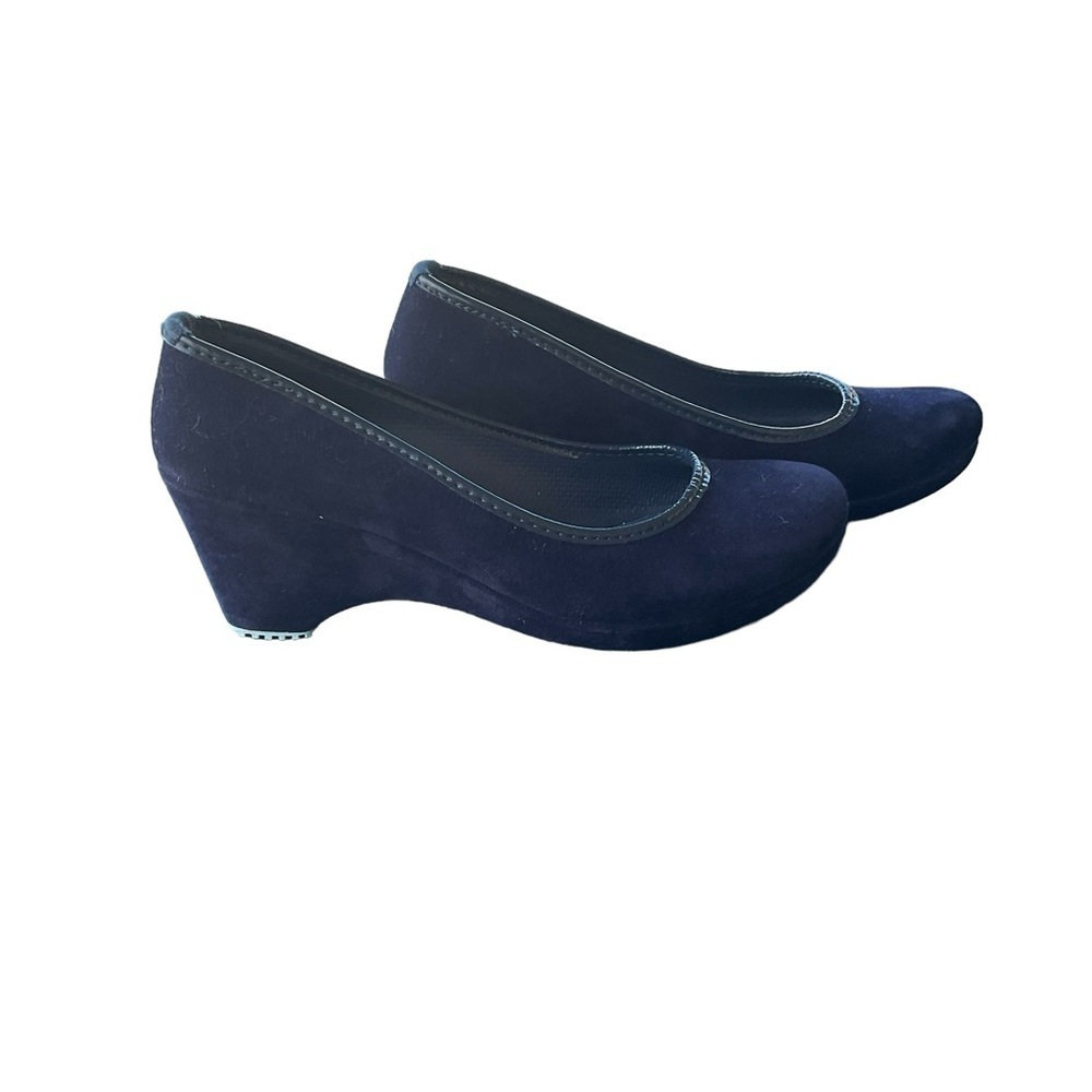CROCS NWOT Blue Velvet Wedge Heels - Size 10 - Picture 2 of 6